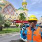 petugas PLN yang sedang memantau dan mengawasi sistem kelistrikan selama perayaan Idulfitri, memastikan pasokan listrik tetap stabil. (Foto: Dok. PLN)
