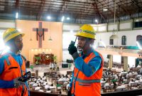 Petugas PLN bersiaga di dalam gereja guna memastikan keandalan pasokan listrik selama pelaksanaan ibadah umat Kristiani. Langkah ini merupakan bagian dari komitmen PLN dalam menjaga kenyamanan dan kekhusyukan perayaan keagamaan masyarakat. (Foto: Dok. PLN)