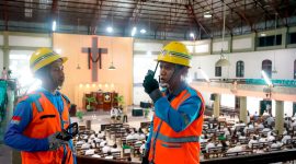 Petugas PLN bersiaga di dalam gereja guna memastikan keandalan pasokan listrik selama pelaksanaan ibadah umat Kristiani. Langkah ini merupakan bagian dari komitmen PLN dalam menjaga kenyamanan dan kekhusyukan perayaan keagamaan masyarakat. (Foto: Dok. PLN)