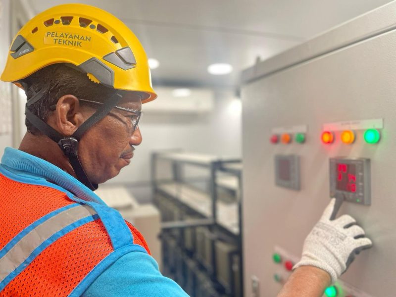 Petugas Pelayanan Teknik PLN sedang memantau panel kontrol kelistrikan untuk memastikan sistem berjalan optimal selama gelaran Festival Mbojo. Dedikasi tanpa henti ini menjadi garda terdepan demi menjaga keandalan pasokan listrik dalam setiap momen penting masyarakat. (Foto: Dok. PLN)