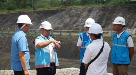 Sudjarwo berdiskusi bersama tim teknis PLN dan mitra kerja di sekitar lokasi PLTMH Pandanduri, memastikan kesiapan distribusi listrik ramah lingkungan untuk masyarakat NTB. (Foto: Dok. PLN)