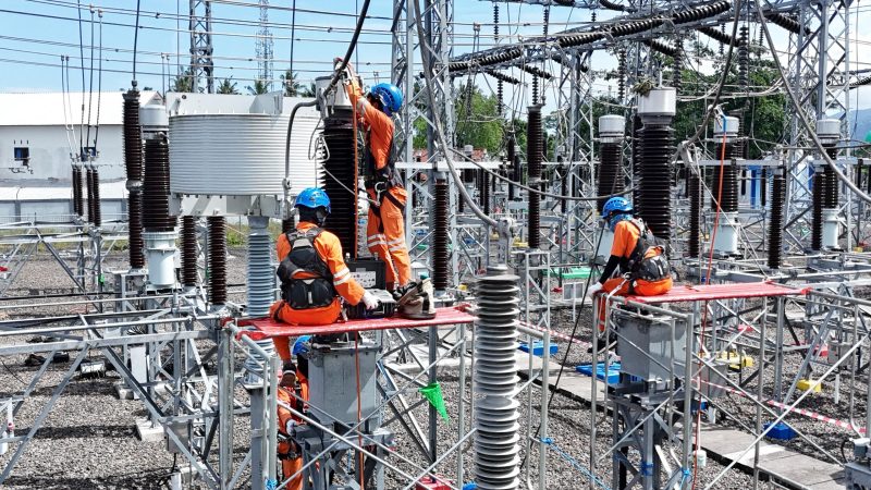 Petugas PLN berseragam lengkap dan menggunakan alat pelindung diri (APD) tengah melakukan pekerjaan teknis di Gardu Induk Switching Jatisela, Kecamatan Gunungsari, Lombok Barat. Kegiatan ini merupakan bagian dari proses pengujian dan pengoperasian sistem kelistrikan guna meningkatkan keandalan pasokan listrik di wilayah Lombok. (Foto: Dok. PLN)