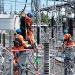 Petugas PLN berseragam lengkap dan menggunakan alat pelindung diri (APD) tengah melakukan pekerjaan teknis di Gardu Induk Switching Jatisela, Kecamatan Gunungsari, Lombok Barat. Kegiatan ini merupakan bagian dari proses pengujian dan pengoperasian sistem kelistrikan guna meningkatkan keandalan pasokan listrik di wilayah Lombok. (Foto: Dok. PLN)