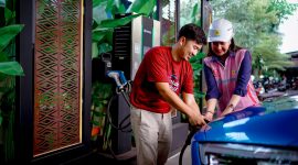 Petugas PLN UIW NTB mendampingi pelanggan saat mengisi daya mobil listrik di Stasiun Pengisian Kendaraan Listrik Umum (SPKLU), bagian dari komitmen PLN mendukung ekosistem kendaraan listrik di NTB. (Foto: Dok. PLN)