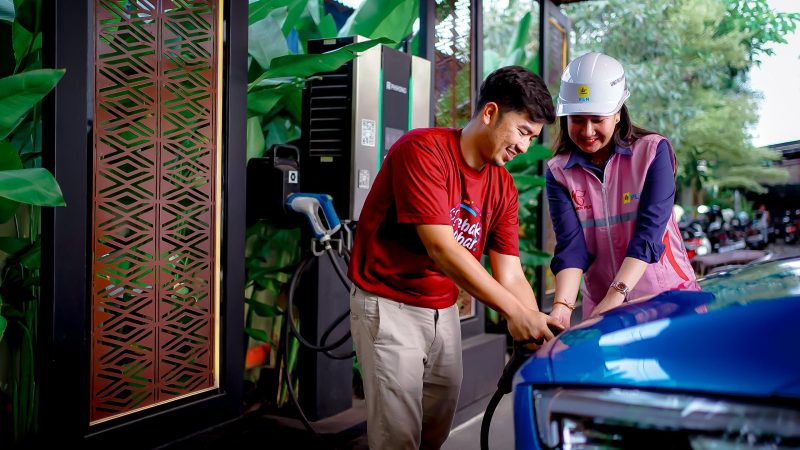 Petugas PLN UIW NTB mendampingi pelanggan saat mengisi daya mobil listrik di Stasiun Pengisian Kendaraan Listrik Umum (SPKLU), bagian dari komitmen PLN mendukung ekosistem kendaraan listrik di NTB. (Foto: Dok. PLN)