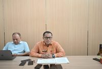 Ketua Tim Pansel Direksi Bank NTB Syariah, Wirajaya Kusuma, memberikan keterangan pers terkait mekanisme seleksi terbuka lima posisi direksi. (Foto: Istimewa)