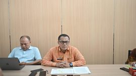 Ketua Tim Pansel Direksi Bank NTB Syariah, Wirajaya Kusuma, memberikan keterangan pers terkait mekanisme seleksi terbuka lima posisi direksi. (Foto: Istimewa)