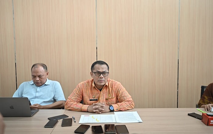 Ketua Tim Pansel Direksi Bank NTB Syariah, Wirajaya Kusuma, memberikan keterangan pers terkait mekanisme seleksi terbuka lima posisi direksi. (Foto: Istimewa)