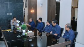Kapolda NTB Irjen Pol Hadi Gunawan menerima kunjungan jajaran PT PLN (Persero) dalam rangka koordinasi pengamanan infrastruktur kelistrikan di NTB. Pertemuan ini bertujuan untuk memperkuat sinergi dalam menjaga keandalan pasokan listrik serta mendukung stabilitas keamanan di wilayah. (Foto: Dok. PLN)