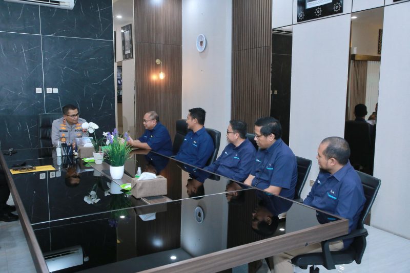 Kapolda NTB Irjen Pol Hadi Gunawan menerima kunjungan jajaran PT PLN (Persero) dalam rangka koordinasi pengamanan infrastruktur kelistrikan di NTB. Pertemuan ini bertujuan untuk memperkuat sinergi dalam menjaga keandalan pasokan listrik serta mendukung stabilitas keamanan di wilayah. (Foto: Dok. PLN)
