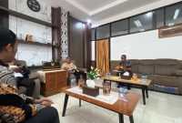 PLN bersama Pemerintah Kabupaten Lembata mengadakan pertemuan penting guna memperkuat kerja sama dalam sektor energi dan pembangunan daerah. Diskusi ini menyoroti langkah-langkah konkret dalam meningkatkan layanan kelistrikan serta mendukung pertumbuhan ekonomi lokal. (Foto: Dok. PLN)