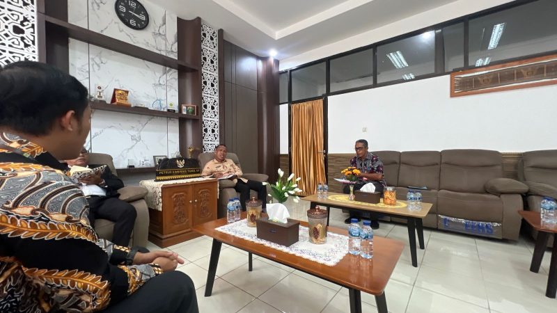 PLN bersama Pemerintah Kabupaten Lembata mengadakan pertemuan penting guna memperkuat kerja sama dalam sektor energi dan pembangunan daerah. Diskusi ini menyoroti langkah-langkah konkret dalam meningkatkan layanan kelistrikan serta mendukung pertumbuhan ekonomi lokal. (Foto: Dok. PLN)