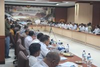 Perwakilan PLN berdialog dengan tokoh adat dan tokoh agama di Flores dalam forum pembentukan Satgas Penanganan Isu Sosial dan Teknis.(Foto: Dok. PLN)