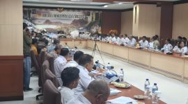 Perwakilan PLN berdialog dengan tokoh adat dan tokoh agama di Flores dalam forum pembentukan Satgas Penanganan Isu Sosial dan Teknis.(Foto: Dok. PLN)