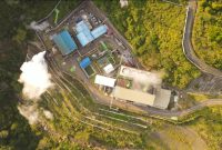 Proses pembangunan titik pengeboran PLTP Ulumbu Unit 5-6 di Poco Leok, Manggarai, yang dikelilingi lanskap alami . (Foto: Dok. PLN) 