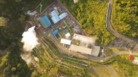 Proses pembangunan titik pengeboran PLTP Ulumbu Unit 5-6 di Poco Leok, Manggarai, yang dikelilingi lanskap alami . (Foto: Dok. PLN) 