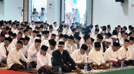 Rangkaian doa dan zikir untuk keselamatan jamaah haji 2025 yang dihadiri ribuan ASN, masyarakat, dan pejabat di Asrama Haji Lombok. (Foto: Istimewa)