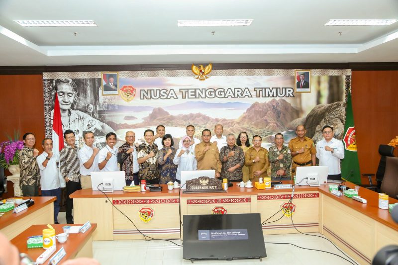 Gubernur NTT, Emanuel Melkiades Laka Lena, memimpin audiensi pengembangan energi panas bumi bersama PLN, ESDM, dan masyarakat di Kupang. (Foto: Dok. PLN)