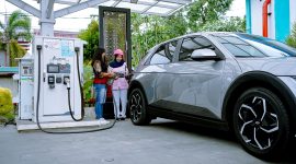 3. PLN Dukung Kendaraan Listrik, Pengisian Daya Makin Mudah
Seorang pengguna kendaraan listrik tengah mengisi daya mobilnya di salah satu stasiun pengisian. Dengan fasilitas yang semakin berkembang, PLN terus mendorong adopsi kendaraan ramah lingkungan demi masa depan energi yang lebih bersih. (Foto: Dok. PLN)