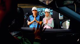 Petugas PLN menyambut hangat pengguna kendaraan listrik saat sosialisasi SPKLU sebagai bagian dari edukasi transisi energi bersih di NTB. (Foto: Dok. PLN)

