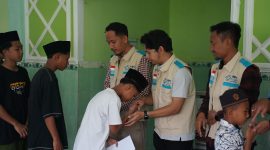 
para pegawai PLN UIP Nusra saat menyerahkan santunan kepada anak yatim dan dhuafa di panti asuhan, memperlihatkan aksi sosial Ramadan. (Foto: Dok. PLN)
