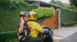 Penumpang menikmati layanan ojek online Maxim di Praya Tengah, solusi transportasi praktis dan aman.
(Foto: Dok. Maxim Praya Tengah)