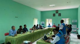 Suasana rapat koordinasi antara Ditjen Ketenagalistrikan Kementerian ESDM, PLN, serta instansi daerah dalam rangka verifikasi lapangan dan evaluasi dokumen perizinan operasi PLTMG 10 MW Mataloko di Kabupaten Ngada. (Foto: Dok. PLN)