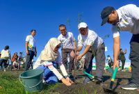 Para pegawai PLN bersama stakeholder daerah ikut serta dalam aksi penanaman pohon cemara laut sebagai bentuk kepedulian terhadap lingkungan pesisir. (Foto: Dok. PLN)