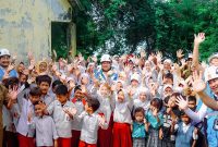 Anak-anak SDN Inpres Sabedo menyambut dengan antusias kehadiran listrik yang dihadirkan melalui program tanggung jawab sosial PLN dan Baznas NTB di wilayah 3T. (Foto: Dok. PLN)
