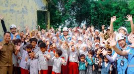 Anak-anak SDN Inpres Sabedo menyambut dengan antusias kehadiran listrik yang dihadirkan melalui program tanggung jawab sosial PLN dan Baznas NTB di wilayah 3T. (Foto: Dok. PLN)