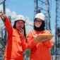 Perempuan tangguh PLN tengah berdiskusi di tengah instalasi listrik tegangan tinggi, menggambarkan kiprah perempuan yang kini memimpin perubahan dalam industri energi. (Foto: Dok. PLN)