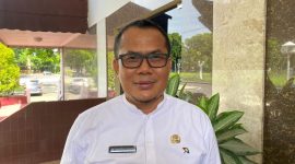 Wirajaya Kusuma memberi pernyataan pers di Kantor Gubernur NTB, menanggapi status tersangkanya dalam kasus dugaan korupsi pengadaan masker. (Foto: Istimewa)