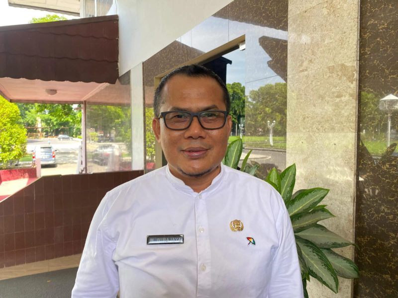 Wirajaya Kusuma memberi pernyataan pers di Kantor Gubernur NTB, menanggapi status tersangkanya dalam kasus dugaan korupsi pengadaan masker. (Foto: Istimewa)