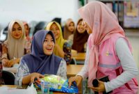 Senyum ceria siswi MAN 2 Mataram saat menerima hadiah dari Srikandi PLN, menjadi momen hangat dalam kegiatan edukatif “Srikandi PLN Goes to School” yang mengangkat isu pentingnya kesehatan mental remaja. (Foto: Dok. PLN)