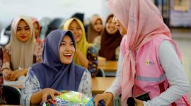 Senyum ceria siswi MAN 2 Mataram saat menerima hadiah dari Srikandi PLN, menjadi momen hangat dalam kegiatan edukatif “Srikandi PLN Goes to School” yang mengangkat isu pentingnya kesehatan mental remaja. (Foto: Dok. PLN)