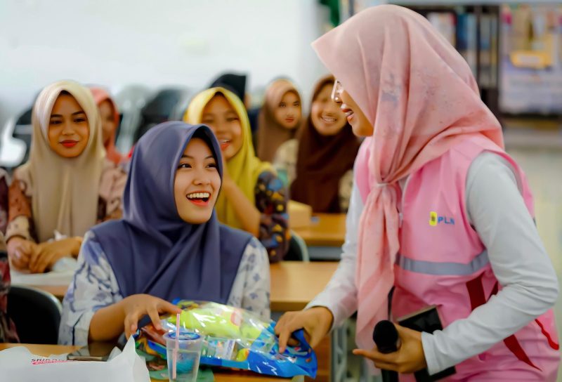 Senyum ceria siswi MAN 2 Mataram saat menerima hadiah dari Srikandi PLN, menjadi momen hangat dalam kegiatan edukatif “Srikandi PLN Goes to School” yang mengangkat isu pentingnya kesehatan mental remaja. (Foto: Dok. PLN)