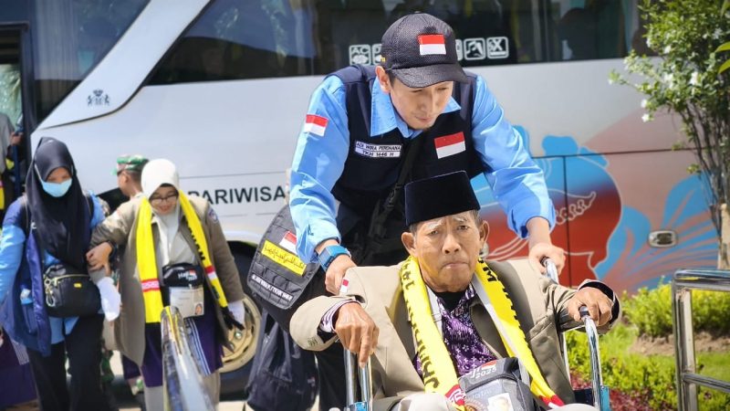 Petugas haji membantu jemaah lansia menggunakan kursi roda saat proses pemberangkatan di Asrama Haji Lombok, Sabtu (4/5/2024). Fasilitas dan layanan khusus disiapkan untuk memastikan kenyamanan jemaah lanjut usia sebelum berangkat ke Tanah Suci. (Foto: Istimewa)