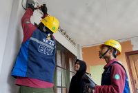 Petugas SR-APP dari PT. BKT melakukan pemasangan meteran listrik baru di rumah pelanggan. Pelayanan cepat dan ramah disambut senyum puas warga. (Foto: Dok. PLN)