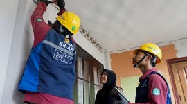 Petugas SR-APP dari PT. BKT melakukan pemasangan meteran listrik baru di rumah pelanggan. Pelayanan cepat dan ramah disambut senyum puas warga. (Foto: Dok. PLN)