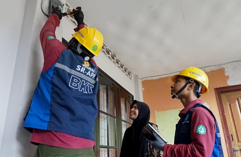 Petugas SR-APP dari PT. BKT melakukan pemasangan meteran listrik baru di rumah pelanggan. Pelayanan cepat dan ramah disambut senyum puas warga. (Foto: Dok. PLN)