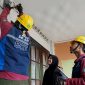 Petugas SR-APP dari PT. BKT melakukan pemasangan meteran listrik baru di rumah pelanggan. Pelayanan cepat dan ramah disambut senyum puas warga. (Foto: Dok. PLN)