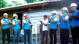 Momen penyalaan listrik SuperSUN oleh PLN di Dusun Buani, Gili Gede, disambut antusias warga dan menjadi simbol hadirnya terang di wilayah terpencil. (Foto: Dok. PLN)
