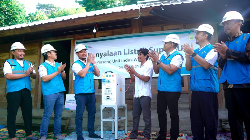 Momen penyalaan listrik SuperSUN oleh PLN di Dusun Buani, Gili Gede, disambut antusias warga dan menjadi simbol hadirnya terang di wilayah terpencil. (Foto: Dok. PLN)