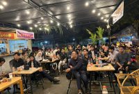 Puluhan anak muda tampak antusias mengikuti diskusi santai bertema sosial dan politik di sebuah kafe di Kota Mataram. Acara ini menjadi ruang berkumpul dan bertukar pikiran antar generasi muda sebagai bentuk partisipasi aktif dalam menyuarakan isu-isu masyarakat. Suasana akrab dan penuh semangat terlihat dari antusiasme peserta yang memenuhi seluruh area duduk. (Foto: Istimewa)