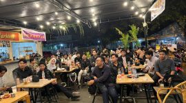 Puluhan anak muda tampak antusias mengikuti diskusi santai bertema sosial dan politik di sebuah kafe di Kota Mataram. Acara ini menjadi ruang berkumpul dan bertukar pikiran antar generasi muda sebagai bentuk partisipasi aktif dalam menyuarakan isu-isu masyarakat. Suasana akrab dan penuh semangat terlihat dari antusiasme peserta yang memenuhi seluruh area duduk. (Foto: Istimewa)