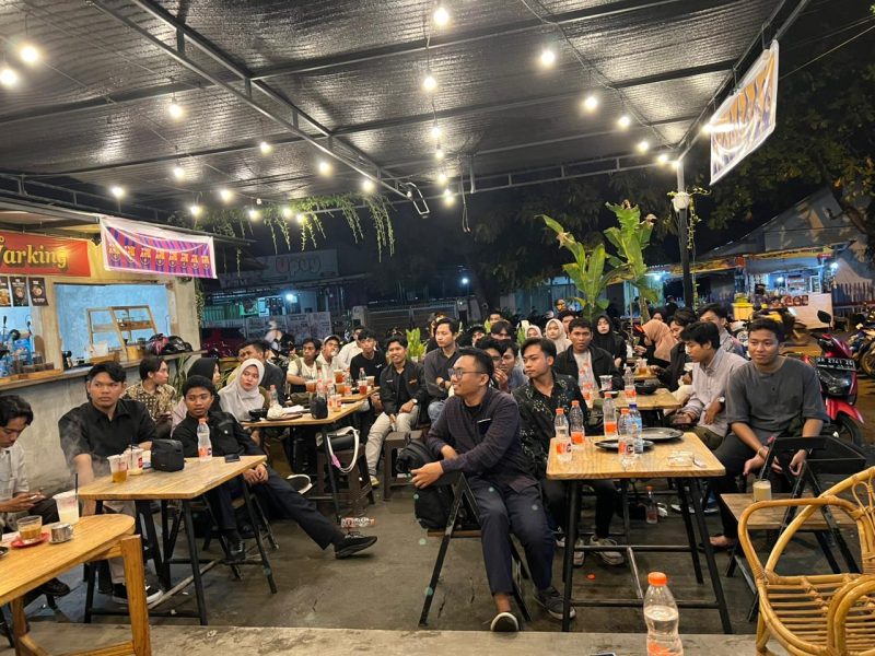 Puluhan anak muda tampak antusias mengikuti diskusi santai bertema sosial dan politik di sebuah kafe di Kota Mataram. Acara ini menjadi ruang berkumpul dan bertukar pikiran antar generasi muda sebagai bentuk partisipasi aktif dalam menyuarakan isu-isu masyarakat. Suasana akrab dan penuh semangat terlihat dari antusiasme peserta yang memenuhi seluruh area duduk. (Foto: Istimewa)