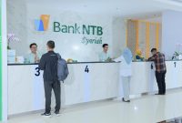 Suasana pelayanan di Kantor Pusat Bank NTB Syariah. Komitmen pelayanan prima terus ditingkatkan demi kenyamanan nasabah. (Foto: Istimewa)
