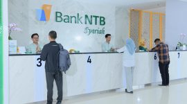 Suasana pelayanan di Kantor Pusat Bank NTB Syariah. Komitmen pelayanan prima terus ditingkatkan demi kenyamanan nasabah. (Foto: Istimewa)