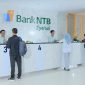 Suasana pelayanan di Kantor Pusat Bank NTB Syariah. Komitmen pelayanan prima terus ditingkatkan demi kenyamanan nasabah. (Foto: Istimewa)