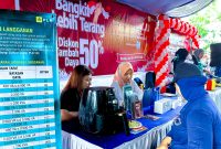 Petugas PLN melayani pengunjung yang datang ke booth sosialisasi program “Bangkit Lebih Terang” di arena Car Free Day. Program ini menawarkan diskon 50% untuk tambah daya listrik, berlaku hingga 23 Mei 2025. Antusiasme warga terlihat tinggi untuk mendapatkan informasi dan manfaat dari program unggulan PLN tersebut. (Foto: Dok. PLN)